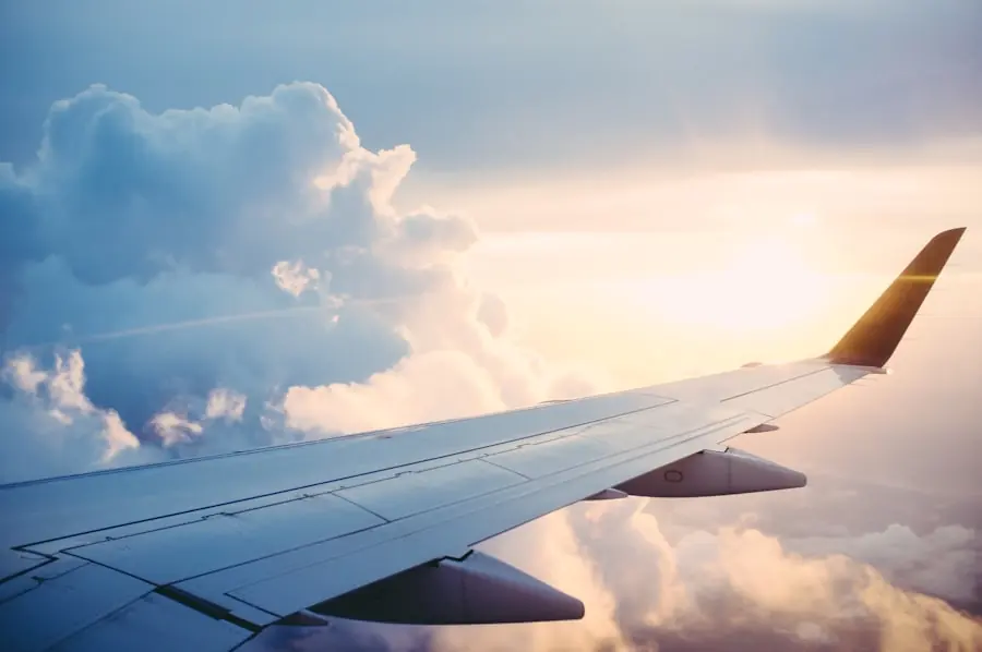 Vuelo de carga sobre las nubes al atardecer